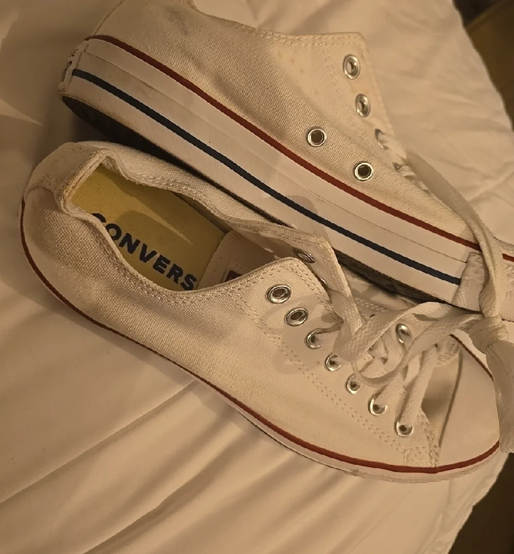Converse White Canvas Low-Top  Chuck  with Red Trim - Picture 4 of 7
